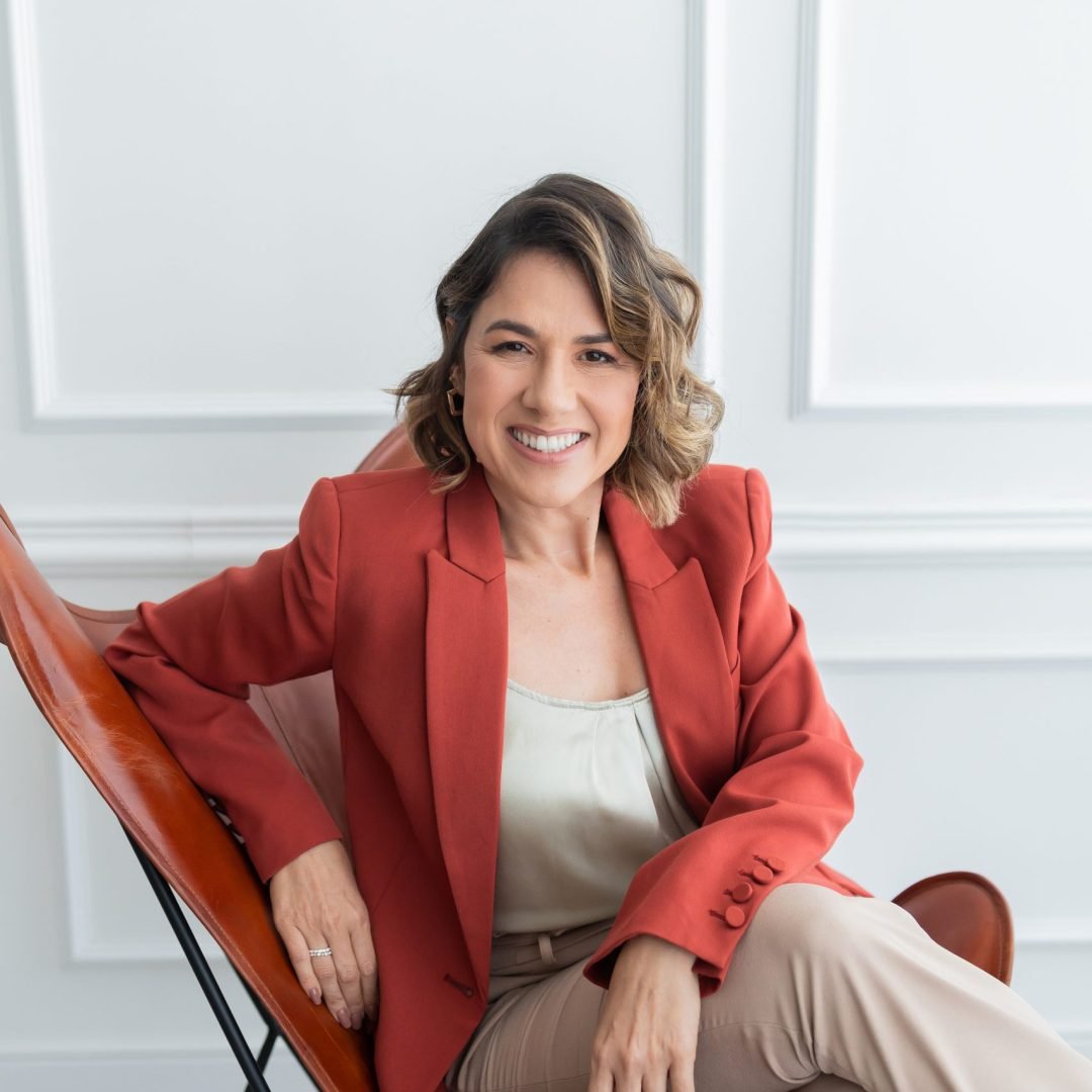 poli sentada